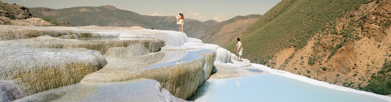 Young couple discovers Van/Baskale travertines