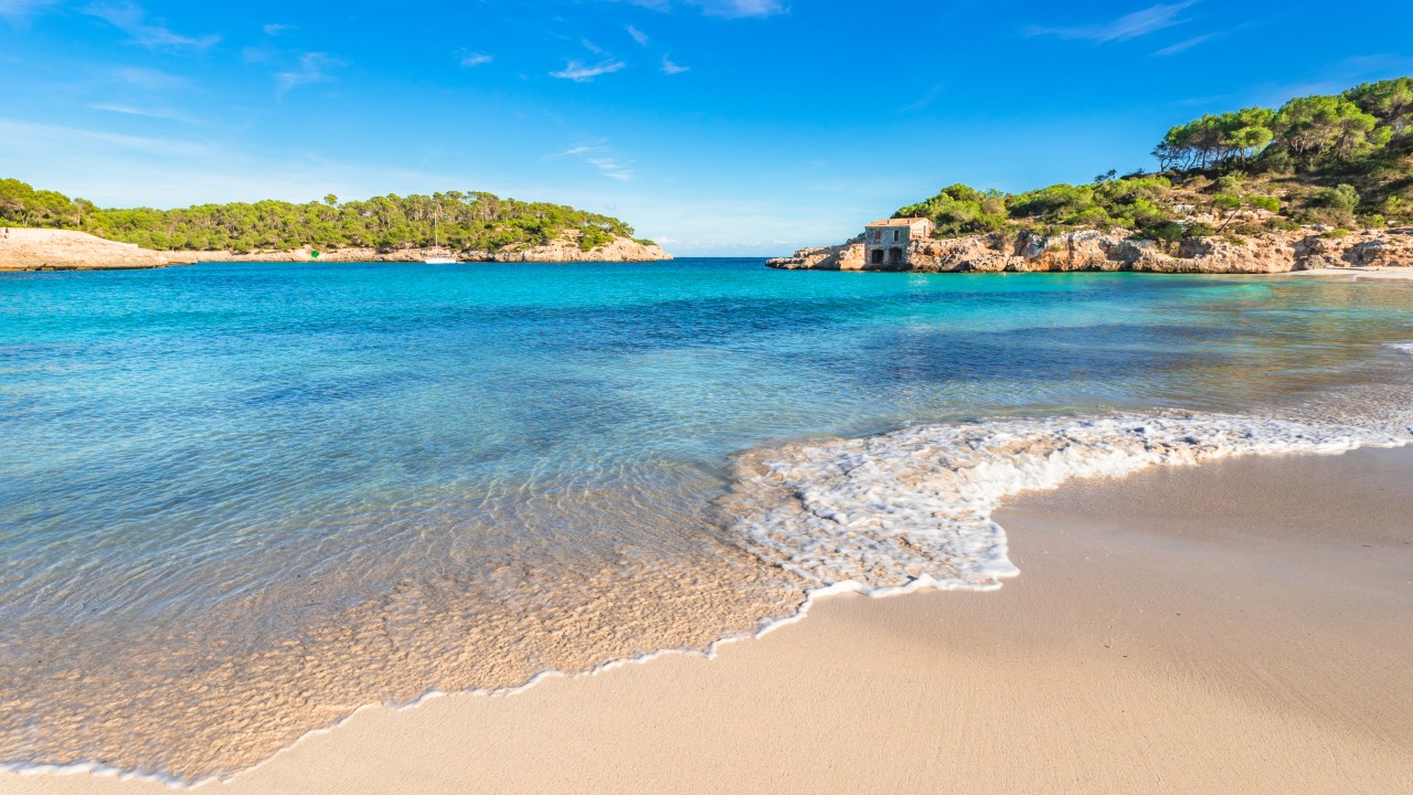 La belle plage de Cala S'Amarador dans le parc naturel de Mondrago à Majorque, en Espagne