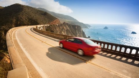 Voiture sur une autoroute